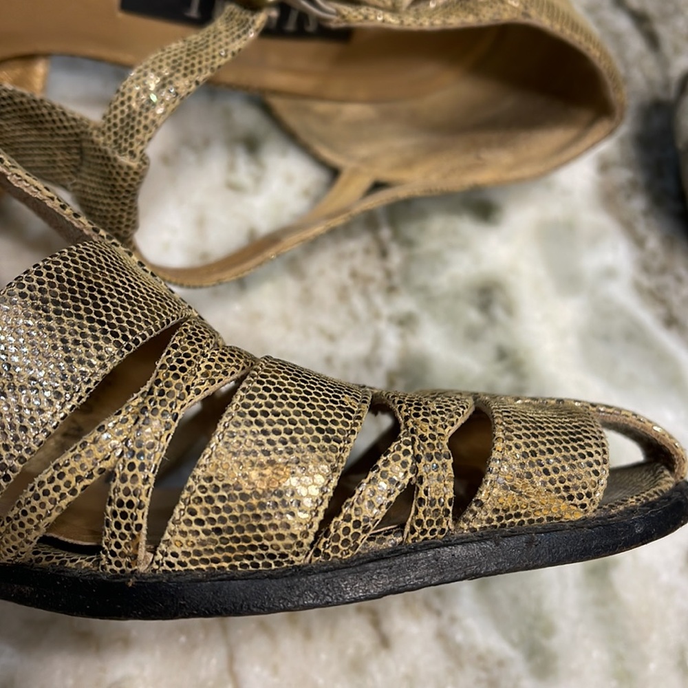 STUART WEITZMAN Leather Metallic T-Strap Sandals 8.5A - Picture 10 of 14